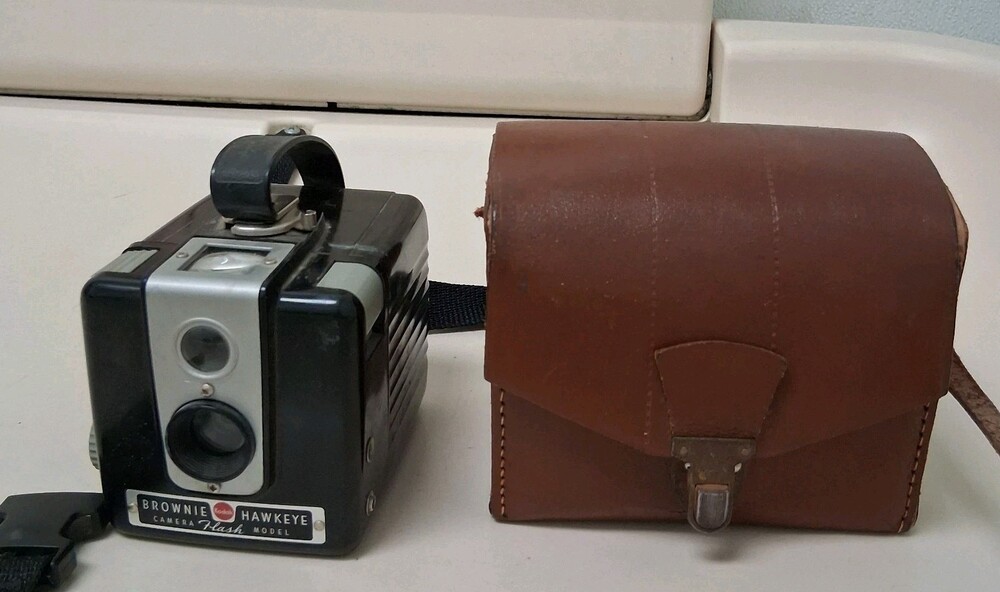 Vintage Kodak Brownie Hawkeye Flash Model Box Camera 620 Film w/ Leather Case As
